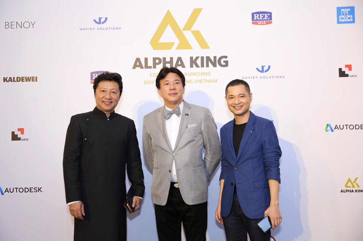 NTK Sĩ Hoàng và Giám đốc sáng tạo Dũng Yoko có mặt tại sự kiện ra mắt thương hiệu Alpha King tại Việt Nam cùng ông Jimmy Chan, CEO của Tập đoàn Alpha King.