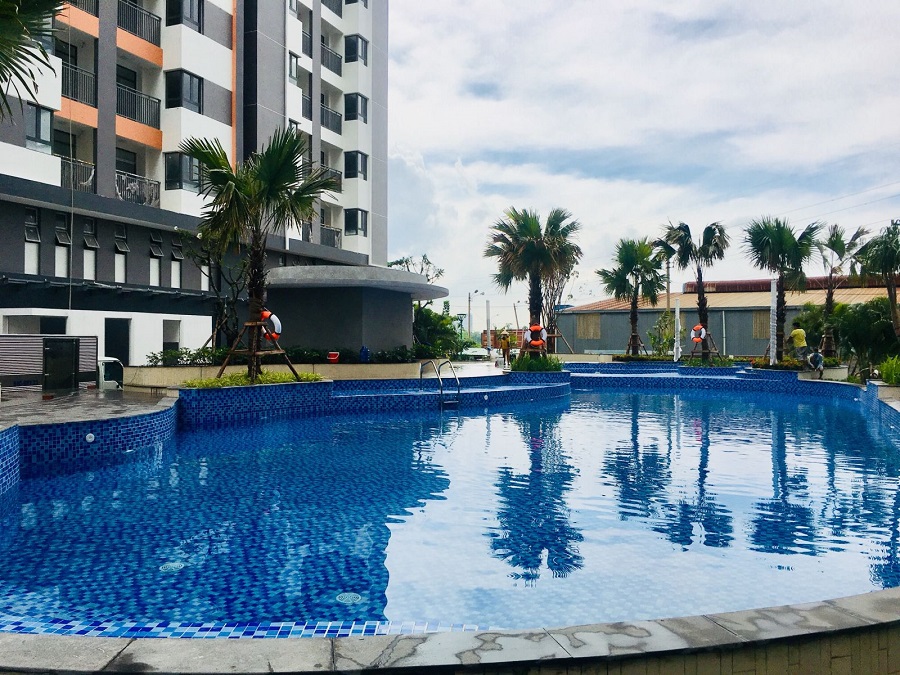 Hồ bơi hoàn thiện bên trong nội khu căn hộ Him Lam Phú An