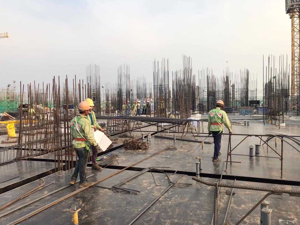 Công nhân đang gia công lắp dựng cốt thép cột