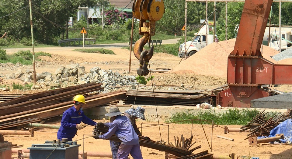 Công nhân thi công tại dự án cao tốc Dầu Giây – Phan Thiết