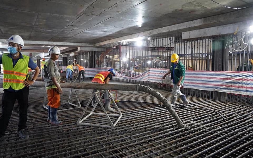 Tiến độ xây dựng dự án Grand Manhattan – Mẻ bê tông móng hơn 6.800m3 đang được các kỹ sư và công nhân Ricons triển khai.