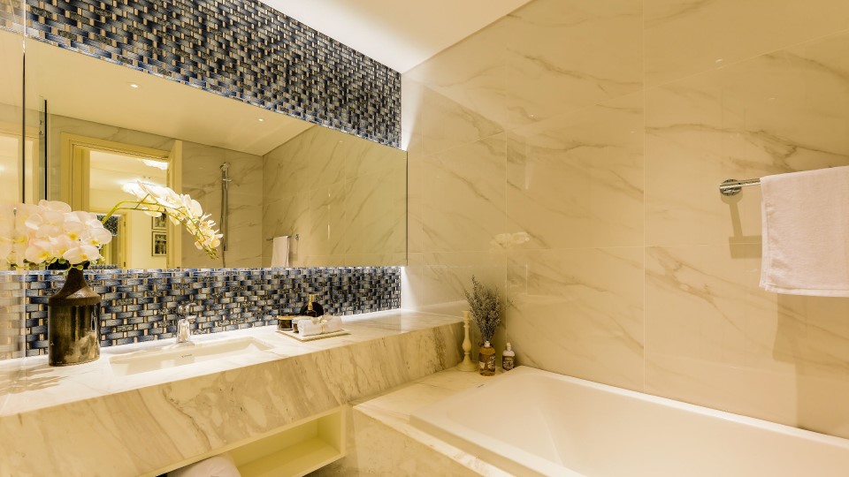 Phòng vệ sinh thiết kế sang trọng như khách sạn cao cấp với bồn tắm lớn.