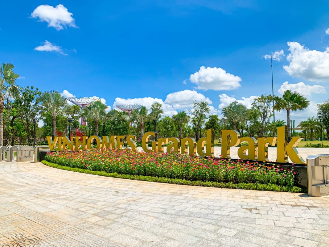Cổng chào công viên Vinhomes Grand Park Nguyễn Xiển Quận 9